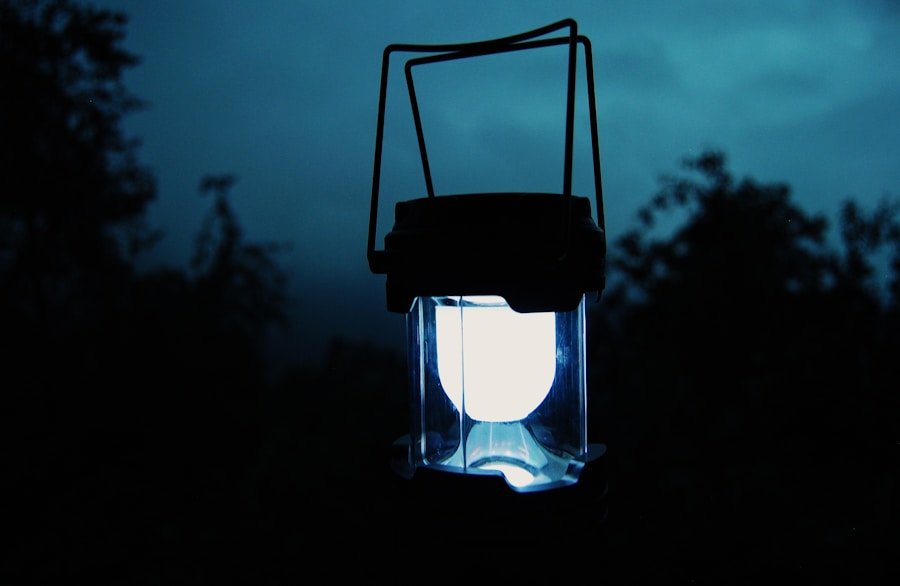 Photo How to use a tin can lantern effectively?