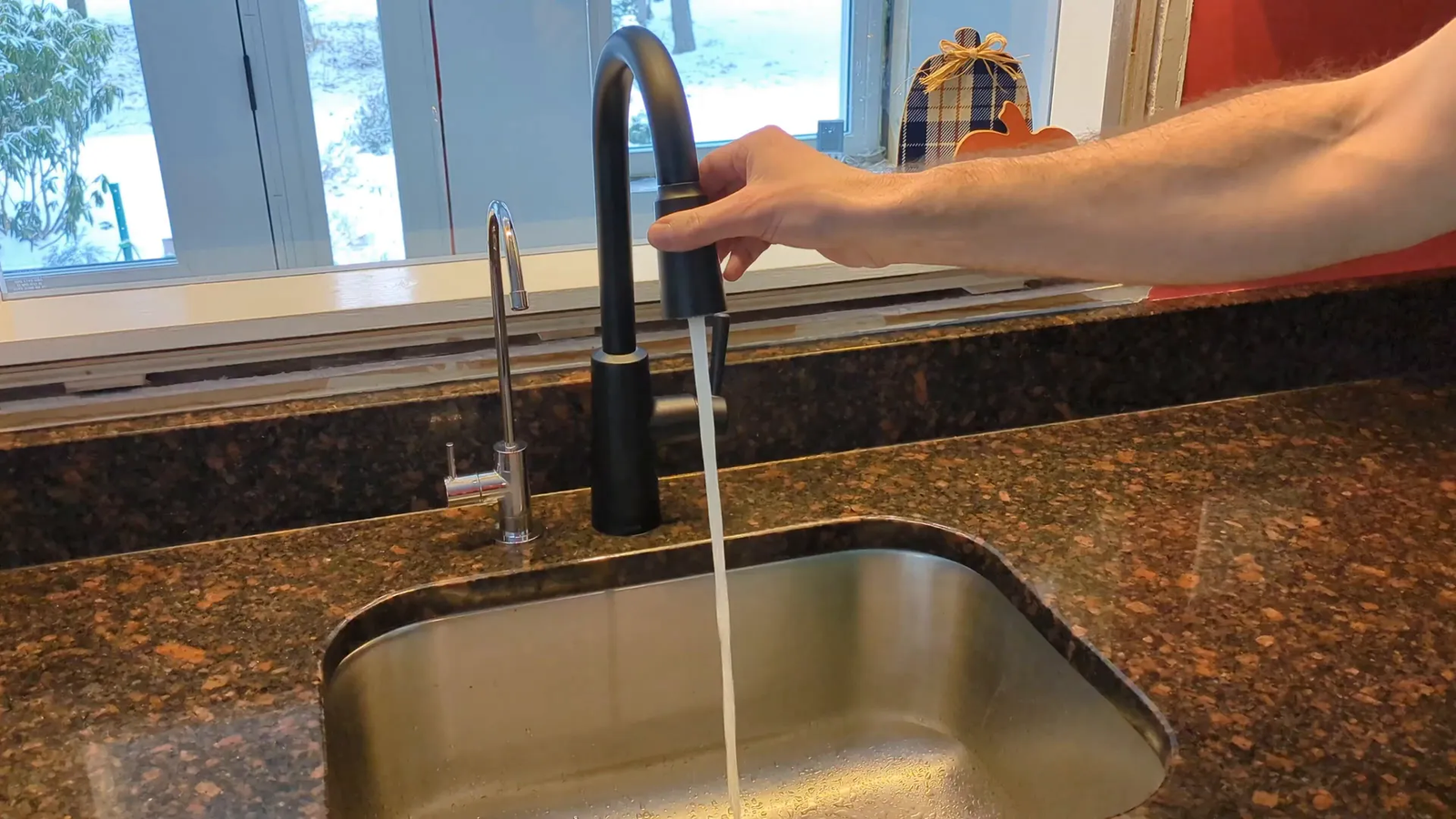 Moen Riley faucet full demonstration showing hot water and spray mode