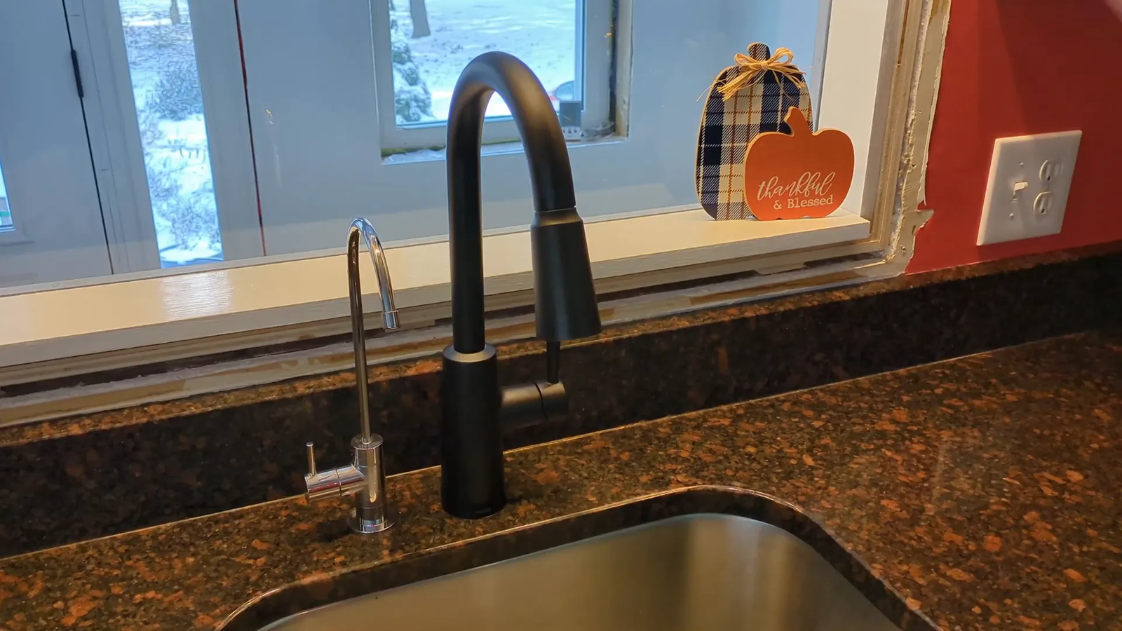 Moen spray head ball and socket attachment allowing smooth rotation