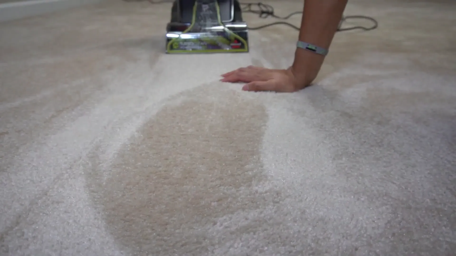Clean carpet after suction with Bissell TurboClean PowerBrush