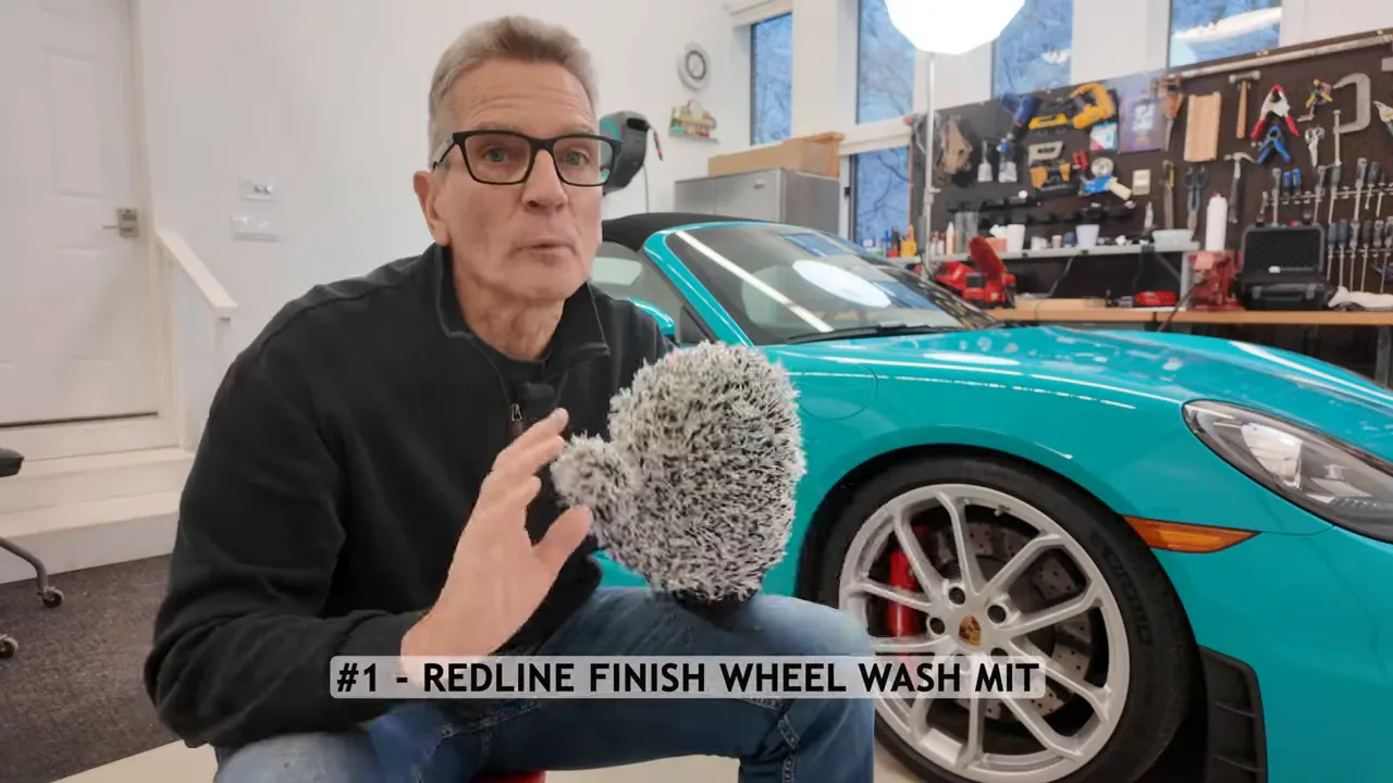 Ace Ultimate Microfiber Wheel Wash Mitt showing thumb design